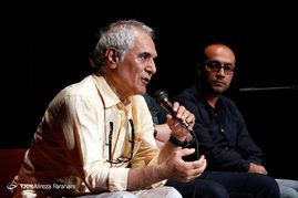 روح اله حجازی کارگردان و محمود کلاری فیلمبردار فیلم مرگ ماهی در مراسم نمایش و نقد فیلم در فرهنگسرای ارسباران
