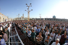 اقامه نماز عید سعید فطر در حرم امام رضا(ع)
