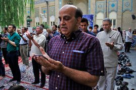 اقامه نماز عید سعید فطر در مسجد امام حسین(ع)