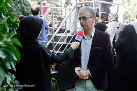 رضا رفیع شاعر و طنز پرداز در مراسم تشییع پیکر مرحومه مهدیه الهی قمشه‌ای