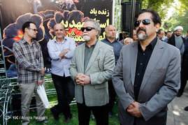 حسام الدین سراج خواننده در مراسم تشییع پیکر مرحومه مهدیه الهی قمشه‌ای