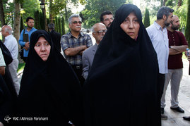 فاطمه هاشمی در مراسم تشییع پیکر مرحومه مهدیه الهی قمشه‌ای
