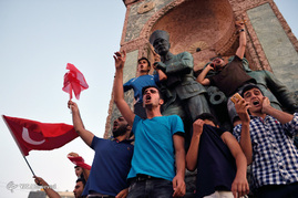 تجمع هواداران اردوغان در میدان تقسیم استانبول
