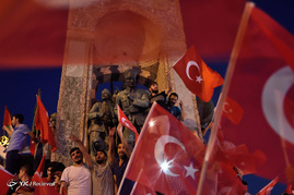 تجمع هواداران اردوغان در میدان تقسیم استانبول
