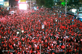 تجمع هواداران اردوغان در میدان تقسیم استانبول
