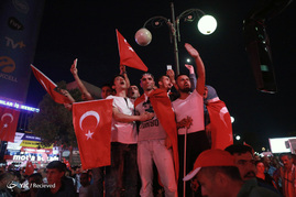 تجمع هواداران اردوغان در میدان تقسیم استانبول
