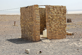 سرویس بهداشتی یک خانواده در روستا-اوضاع این روستا بسیار وخیم‌تر از آن است که بتوان تصور کرد؛ از آشامیدن که بگذریم، در خصوص رعایت مسائل بهداشتی نیز مردم روستای چشمه شور با مشکلات و شرایط بسیار حادی روبه‌رو هستند.
