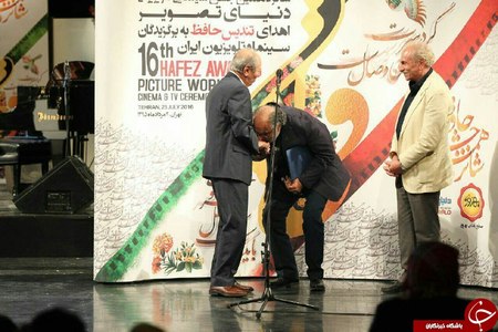 بوسه داریوش ارجمند بر دستان استاد علی نصیریان.