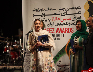 بهترین بازیگری زن سینمایی، دو جایزه داشت؛ یکی برای مهتاب کرامتی و دیگری برای پریناز ایزدیار. ایزدیار این جایزه را برای «ابد و یک روز» گرفت.