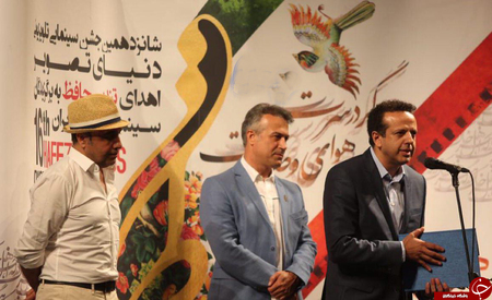 رضا عطاران و دانیال حکیمی برای اهدای جایزه بهترین بازیگران مرد سینمایی روی صحنه آمدند.