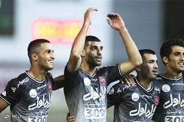 دیدار تیم های فوتبال سایپا و پرسپولیس
