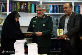 رونمایی از دو کتاب حجت چریک و رویایی در رمل 