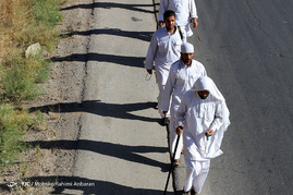کاروان پیاده هیات الرضا(ع) شهرستان بافق یزد در راه حرم امام رضا(ع)
