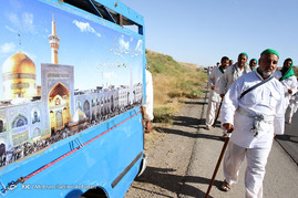 کاروان پیاده هیات الرضا(ع) شهرستان بافق یزد در راه حرم امام رضا(ع)