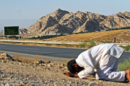 کاروان پیاده هیات الرضا(ع) شهرستان بافق یزد در راه حرم امام رضا(ع)