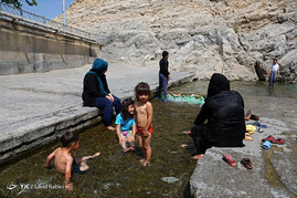 آب تنی در چشمه علی شهرری