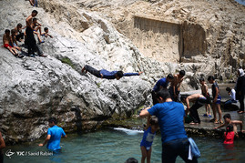 آب تنی در چشمه علی شهرری