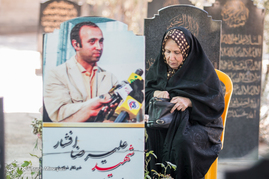 حضور کارکنان شهرداری تهران در قطعه شهدای رسانه
