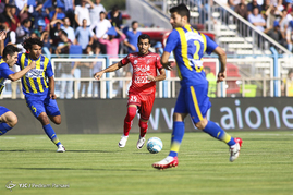 دیدار تیم های فوتبال گسترش فولاد و پرسپولیس
