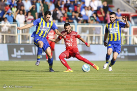 دیدار تیم های فوتبال گسترش فولاد و پرسپولیس
