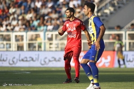 دیدار تیم های فوتبال گسترش فولاد و پرسپولیس
