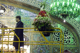 مراسم تعویض گل های ضریح مطهر امام رضا(ع)
