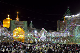 آذین بندی و چراغانی حرم رضوی در آستانه میلاد امام رضا(ع)
