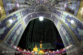 آذین بندی و چراغانی حرم رضوی در آستانه میلاد امام رضا(ع)
