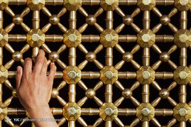 آذین بندی و چراغانی حرم رضوی در آستانه میلاد امام رضا(ع)
