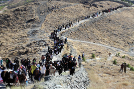 همایش کوهپیمایی خانوادگی در مشهد به مناسبت دهه کرامت

