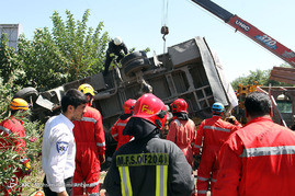 واژگونی مرگبار کامیونت حمل بار در بزرگراه صد متری مشهد	
