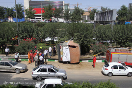 واژگونی مرگبار کامیونت حمل بار در بزرگراه صد متری مشهد	
