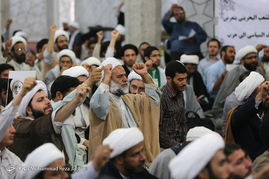 تجمع طلاب در حمایت‌ از آیت‌الله شیخ عیسی قاسم و مردم مظلوم بحرین در مدرسه فیضیه قم

