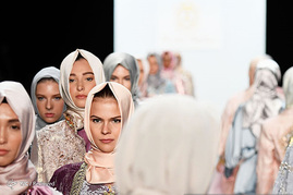 استقبال از طرح‌های انیسه حسیبون، طراح مسلمانان اندونزیایی در هفته مد نیویورک
