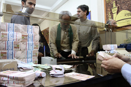 توزیع پول نو در آستانه عید غدیر در شعب منتخب بانک‌ها در مشهد
