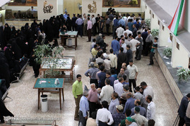 توزیع پول نو در آستانه عید غدیر در شعب منتخب بانک‌ها در مشهد
