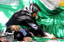 آماده سازی لباس های نوزادان برای سوگواره شیرخوارگان حسینی در شیراز
