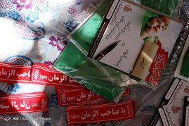 آماده سازی لباس های نوزادان برای سوگواره شیرخوارگان حسینی در شیراز
