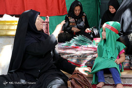 آماده سازی لباس های نوزادان برای سوگواره شیرخوارگان حسینی در شیراز
