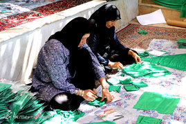 آماده سازی لباس های نوزادان برای سوگواره شیرخوارگان حسینی در شیراز

