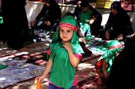 آماده سازی لباس های نوزادان برای سوگواره شیرخوارگان حسینی در شیراز
