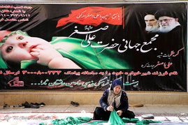 آماده سازی لباس های نوزادان برای سوگواره شیرخوارگان حسینی در شیراز
