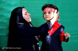آماده سازی لباس های نوزادان برای سوگواره شیرخوارگان حسینی در شیراز
