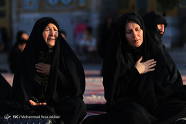 تعویض پرچم گنبد حرم حضرت معصومه(س) در شب اول ماه محرم
