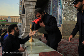 تعویض پرچم گنبد حرم حضرت معصومه(س) در شب اول ماه محرم
