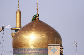 تعویض پرچم گنبد رضوی و سیاه پوش شدن حرم امام رضا(ع) در شب اول ماه محرم‎

