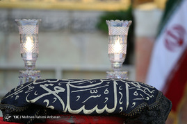 تعویض پرچم گنبد رضوی و سیاه پوش شدن حرم امام رضا(ع) در شب اول ماه محرم‎
