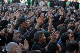 تعویض پرچم گنبد رضوی و سیاه پوش شدن حرم امام رضا(ع) در شب اول ماه محرم‎
