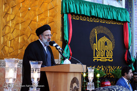 تعویض پرچم گنبد رضوی و سیاه پوش شدن حرم امام رضا(ع) در شب اول ماه محرم‎
