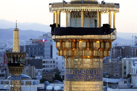 تعویض پرچم گنبد رضوی و سیاه پوش شدن حرم امام رضا(ع) در شب اول ماه محرم‎
